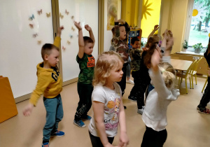 Dzieci naśladują ruchy pokazywane przez p.Ulę i Agnieszkę.